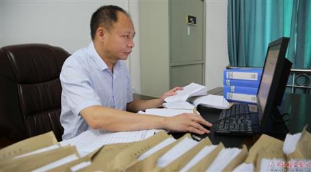 初心不改　本色不褪——記廣西勤廉榜樣、河池市紀(jì)委副書記、監(jiān)委副主任黃振林